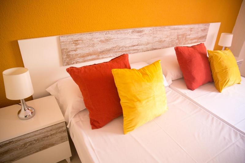 Standard Twin Room with Shared Bathroom image 3