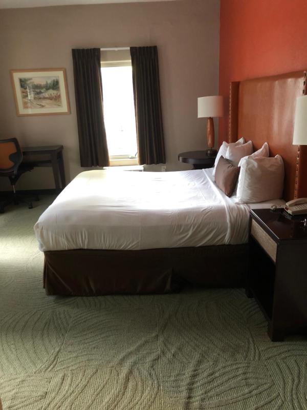 Standard Queen Room image 3