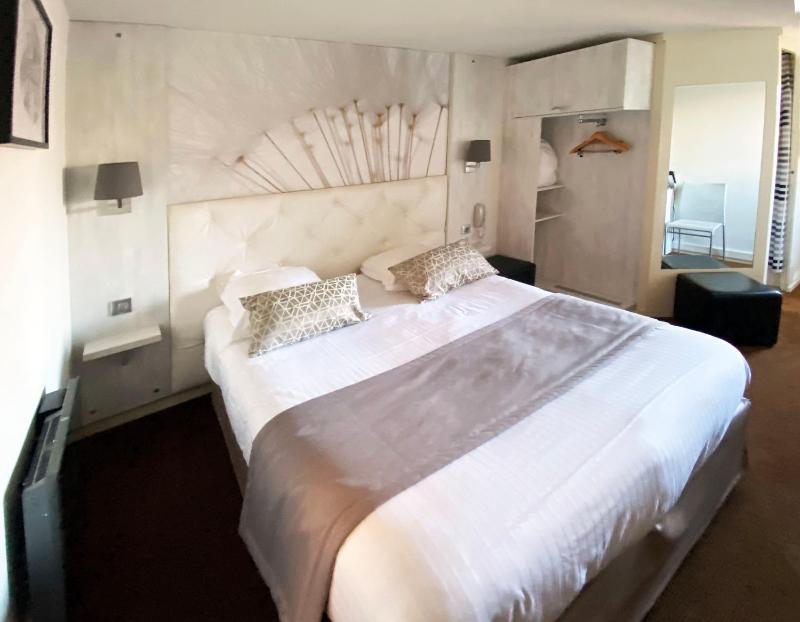 Double Room with Lake View image 1