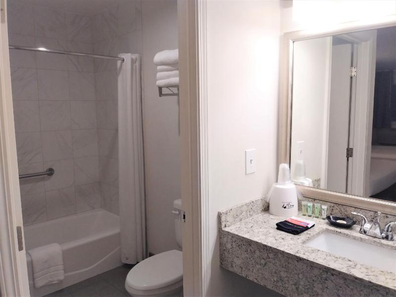 Queen Room image 2