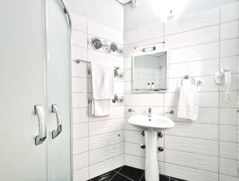 Double Room with Sea View image 4