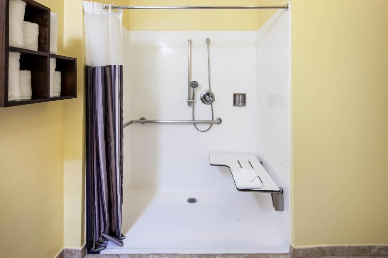 Queen Room with Two Queen Beds and Mobility/Hearing Access - Non-Smoking image 3