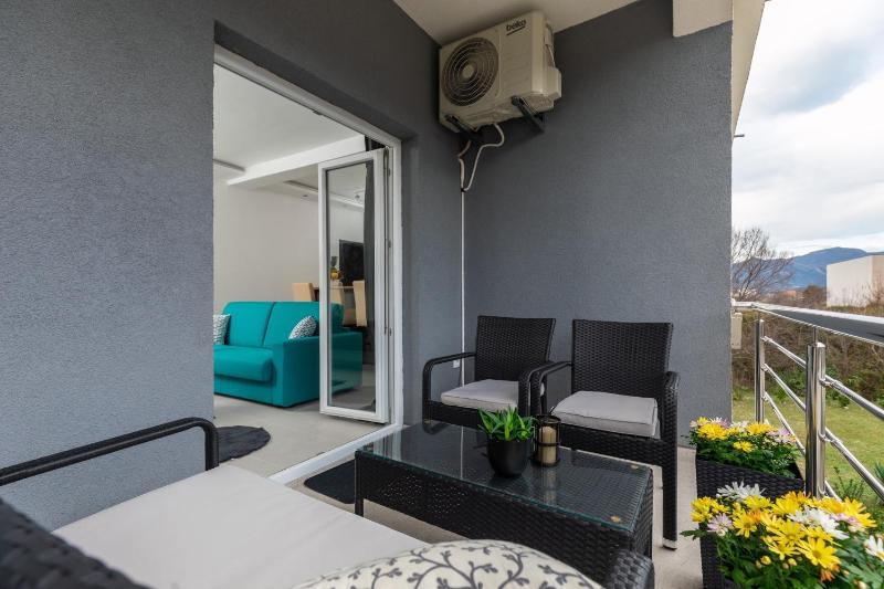 Apartment with Mountain View image 3