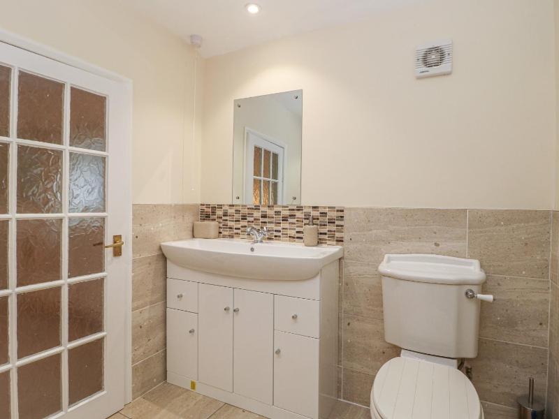Park Road Apartment - image 12