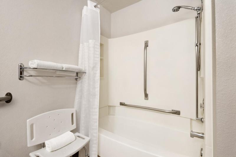Queen Room - Mobility Access/Non-Smoking image 2