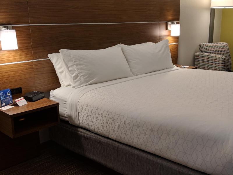 Standard King Room with Extra Space image 2
