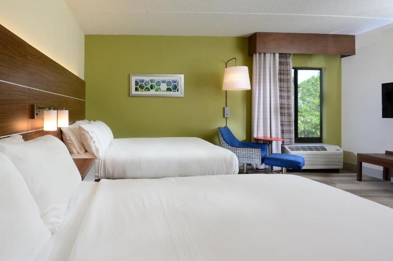 Standard Room with Two Queen Beds image 4