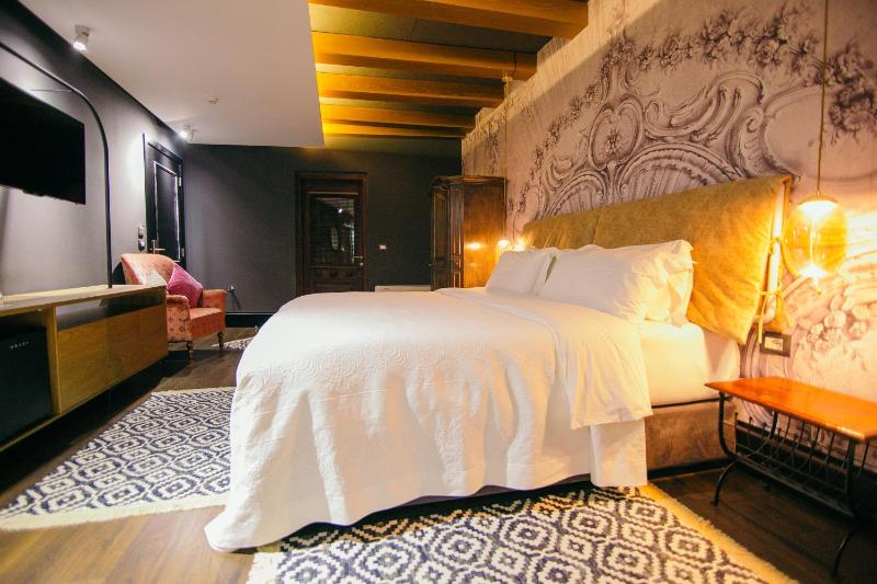 Deluxe Suite image 3