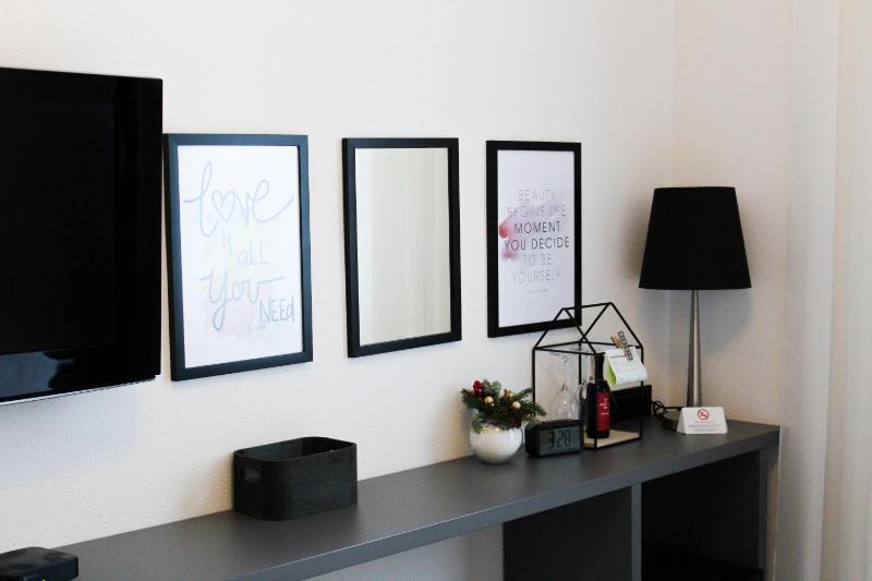 Standard Twin Room image 3