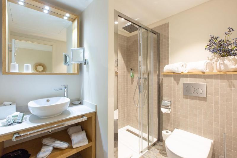 Double Room with Balcony image 3