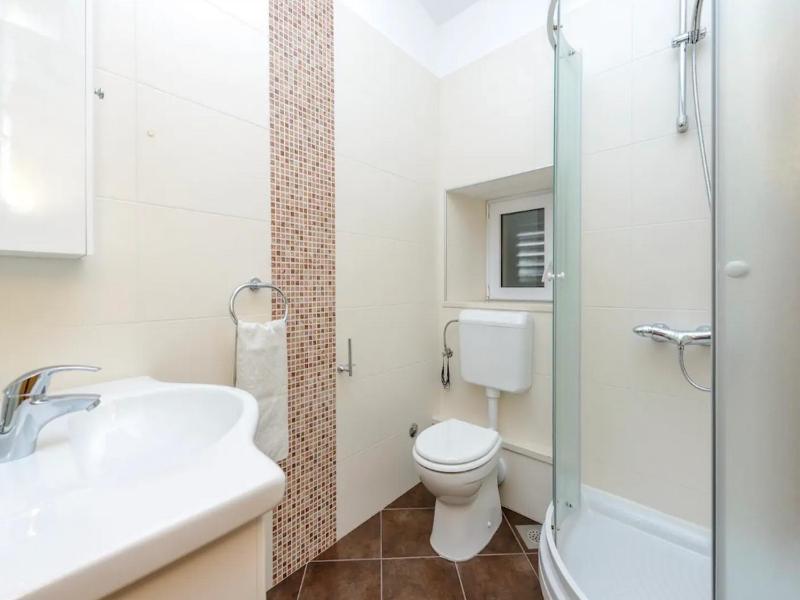 Three-Bedroom Holiday Home with Terrace and Sea View image 4