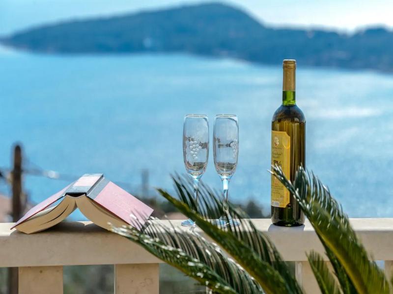 Three-Bedroom Holiday Home with Terrace and Sea View image 2