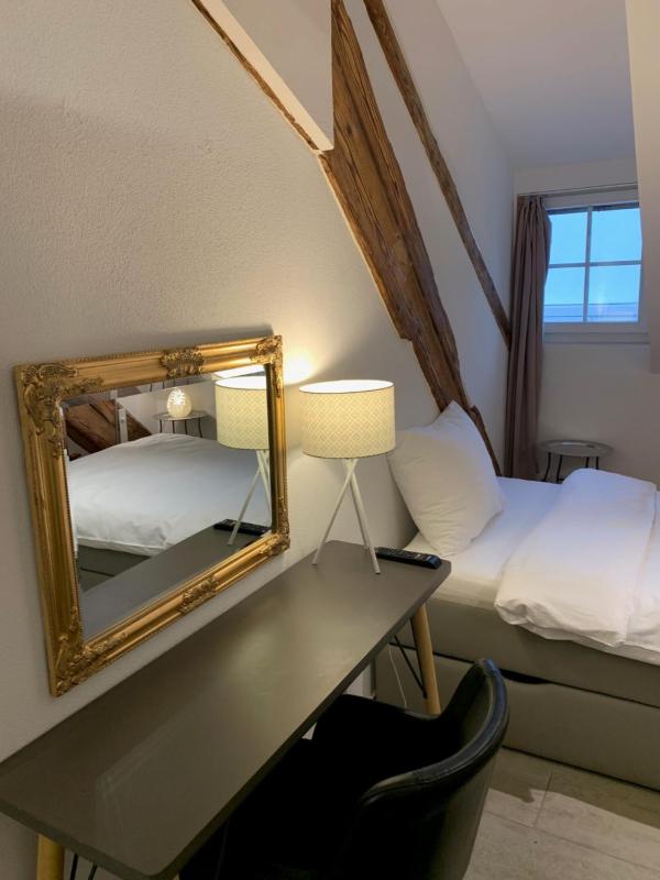 Small Single Room image 3