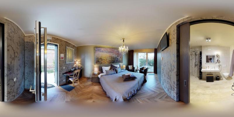 Deluxe Double Room suitable for Disabled People image 1