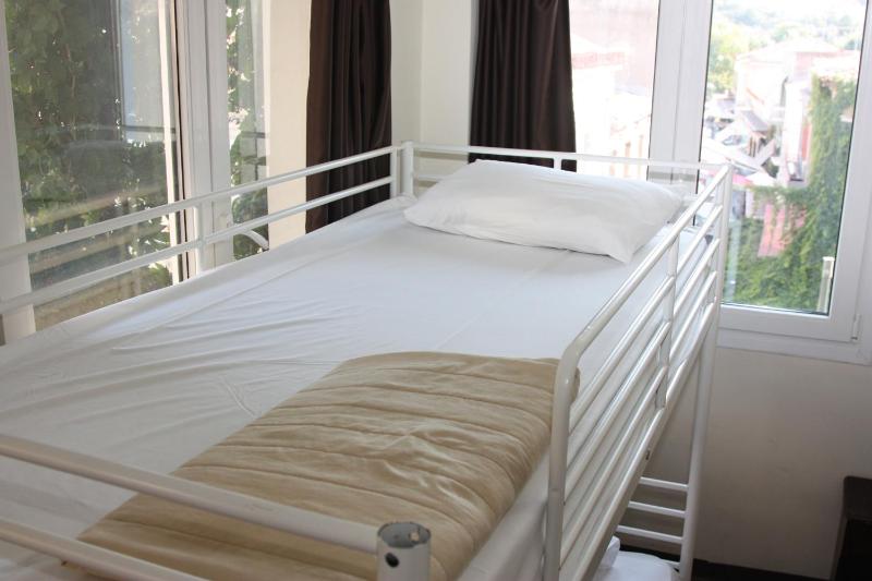 Bed in 8-Bed Mixed Dormitory Room image 4