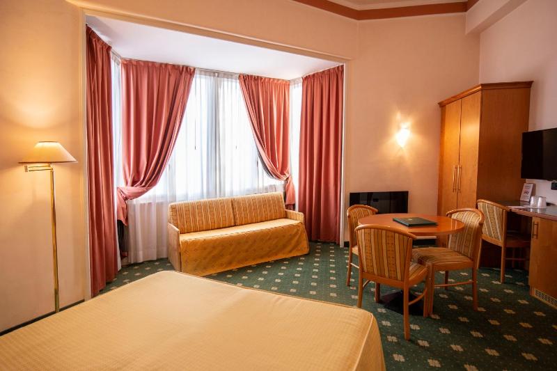 Quadruple Room image 4