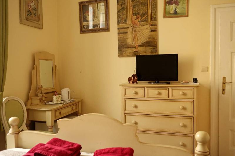 Standard Queen Room image 2