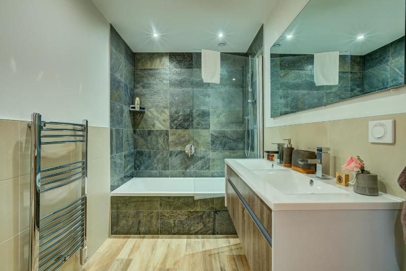 Quadruple Room with Shared Bathroom image 3
