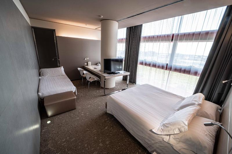 Comfort Queen Room with Extra Single Bed image 4