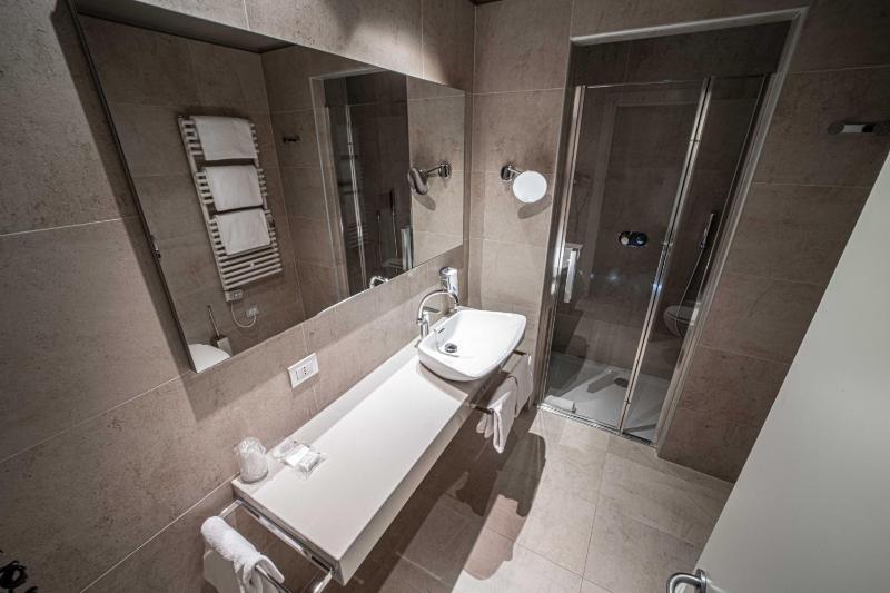 Comfort Queen Room with Extra Single Bed image 2