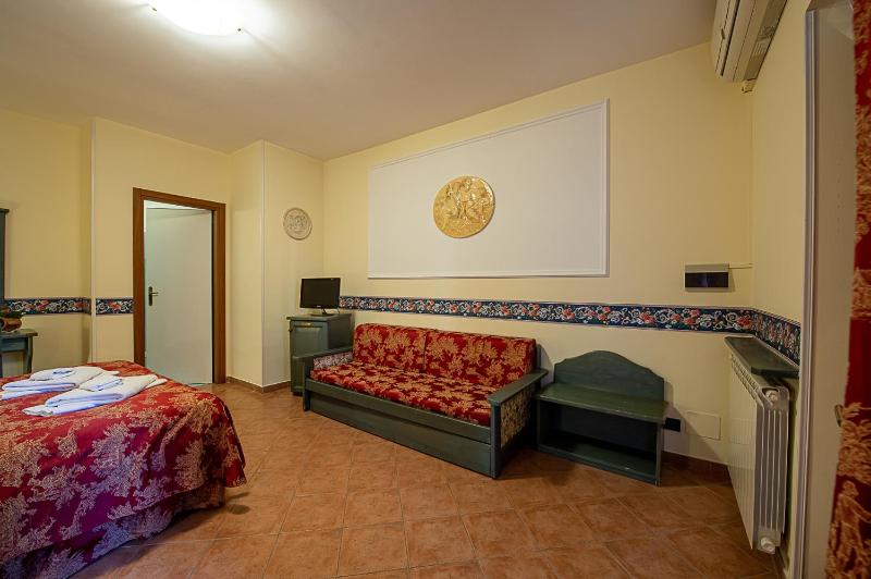 Deluxe King Room image 3