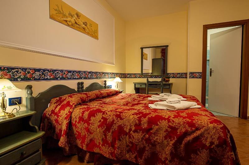 Deluxe King Room image 4