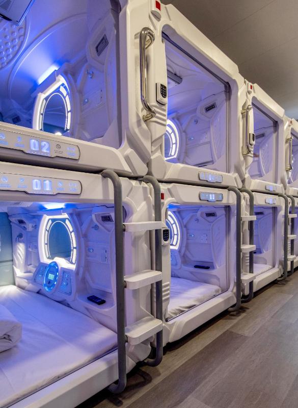 8-Bed Mixed Dormitory Room image 4