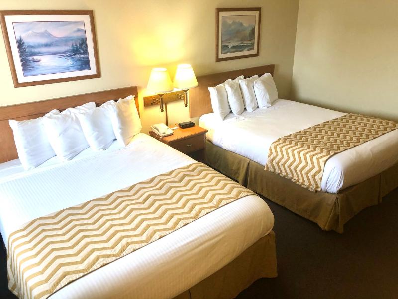 Queen Room with Two Queen Beds - Non-Smoking image 2