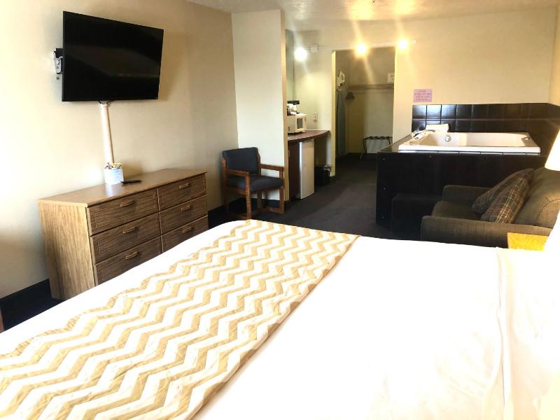 Deluxe King Suite - Non-Smoking image 4