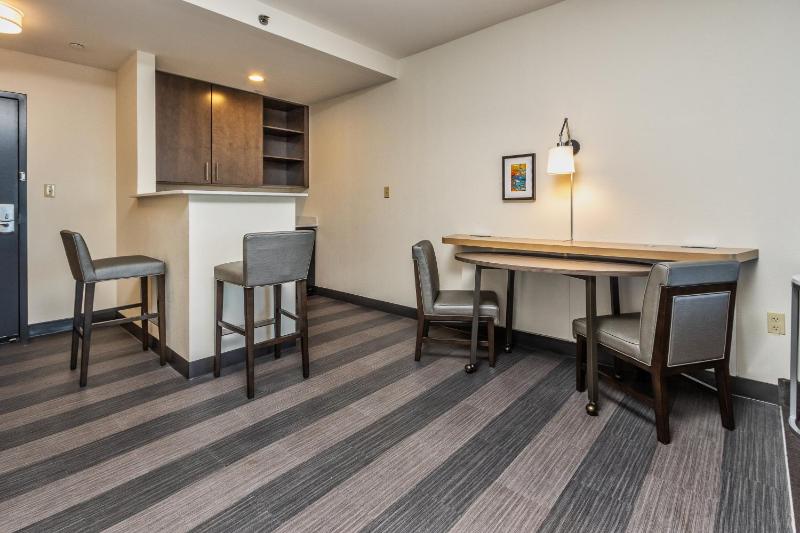 King Suite - Non-Smoking image 4