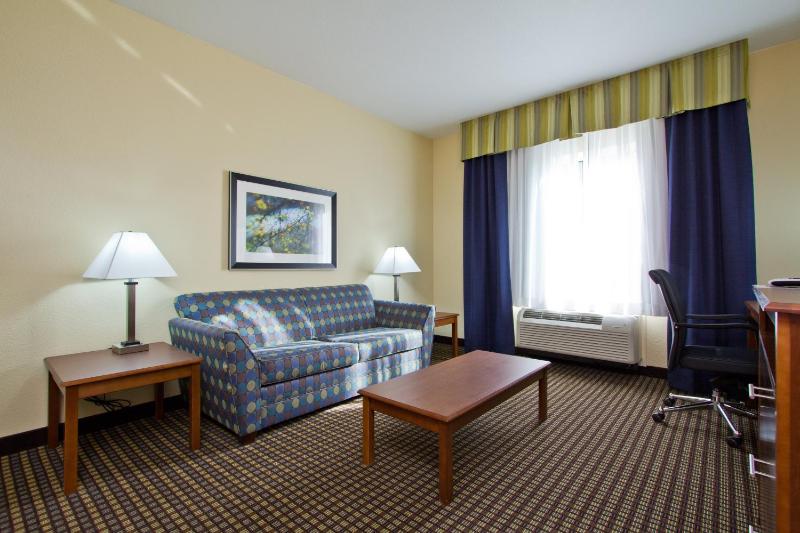 One-Bedroom Suite image 3