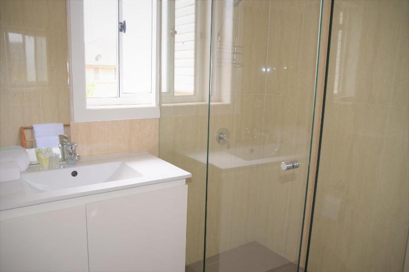 Superior Queen Room with Private Bathroom image 3