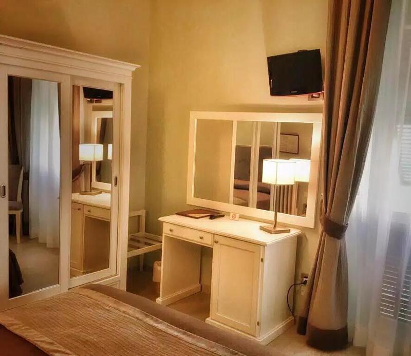 Double Room with Balcony image 4