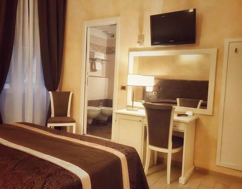 Double Room with Balcony image 2