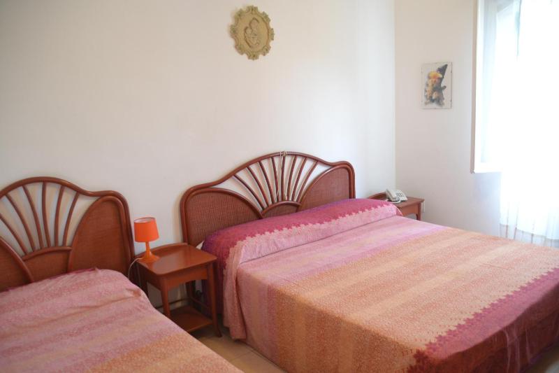 Standard Triple Room image 2