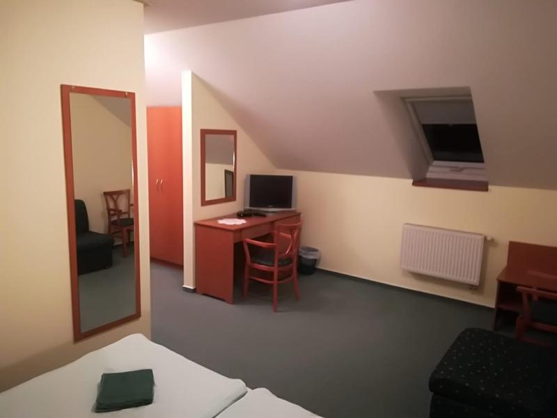 Deluxe Room (2 Adults + 1 Child) image 3