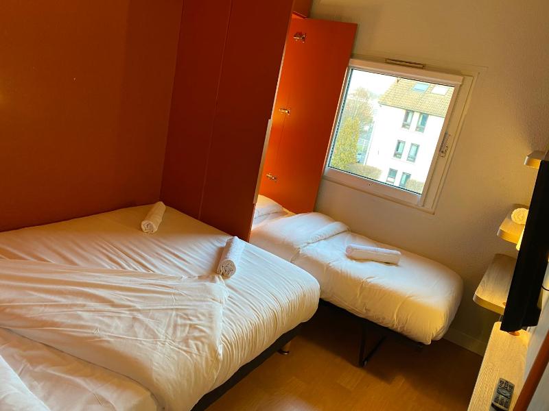 Triple Room with One Double Bed and One Bunk Bed image 3