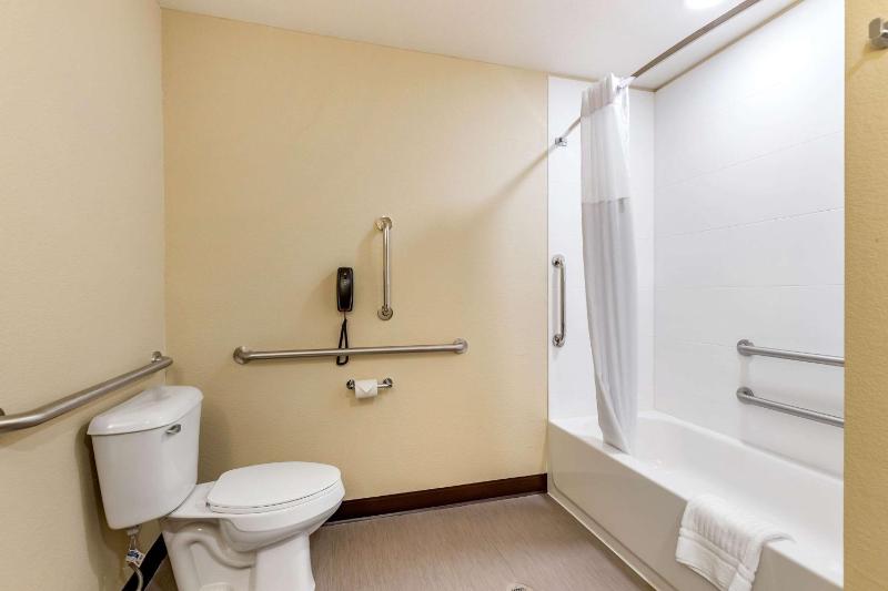King Room - Accessible/Non-Smoking image 2