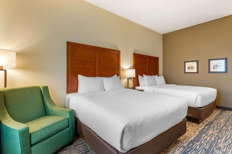 Queen Room with Two Queen Beds - Non-Smoking image 2