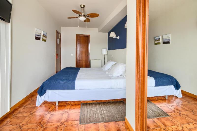 Double or Twin Room with Sea View - Top Floor image 4