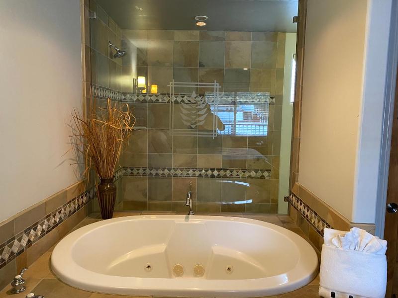 King Room with Spa Bath image 2