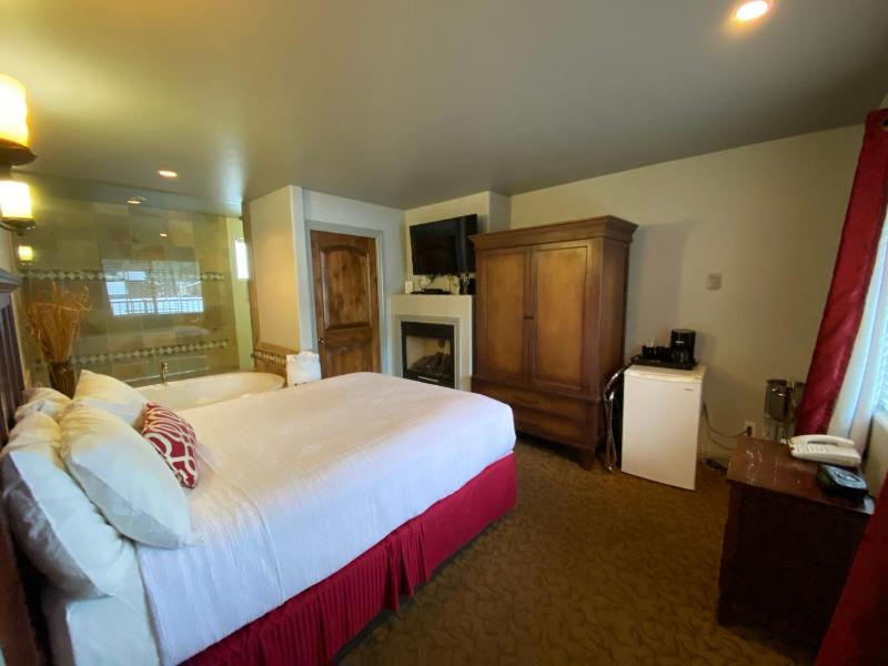 Queen Room with Spa Bath