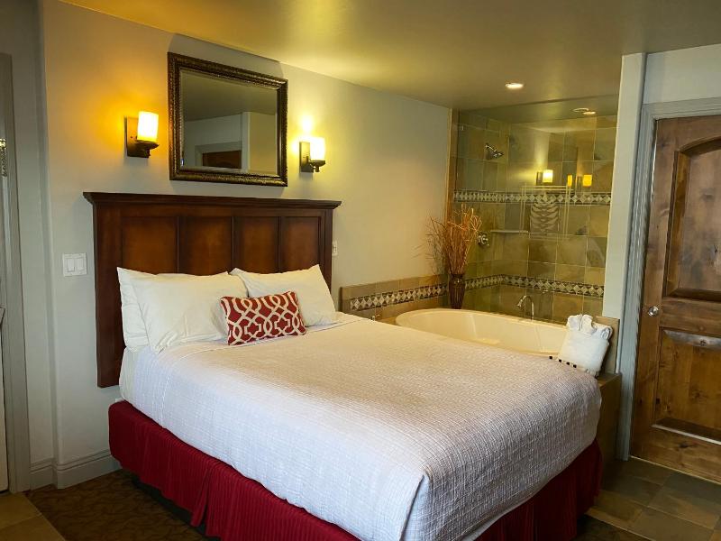 Queen Room with Spa Bath image 4