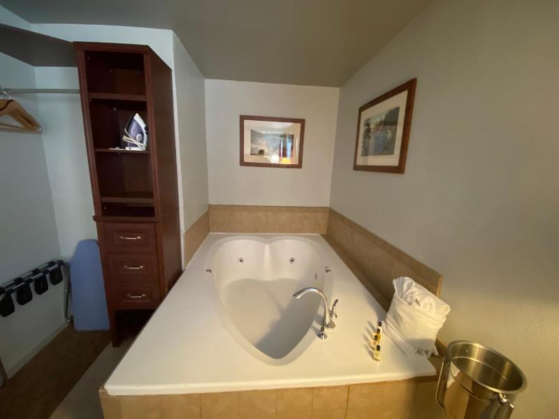 Classic King Room with Spa Bath image 2