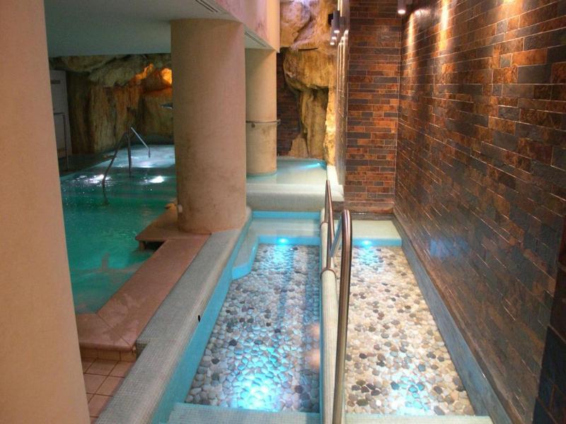Double or Twin Room with Spa Package image 4