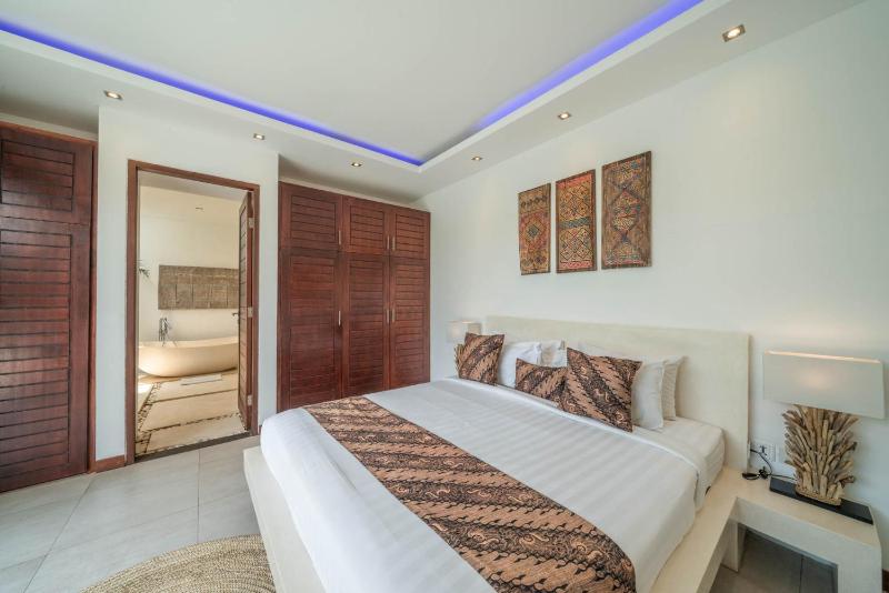 Villa Tira - Elegant 3BR in Central Seminyak - image 11
