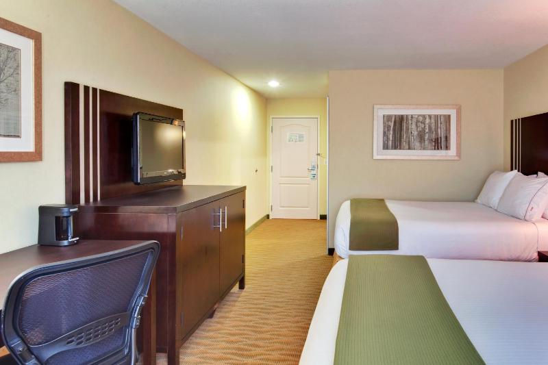 Standard Queen Room with Two Queen Beds image 4