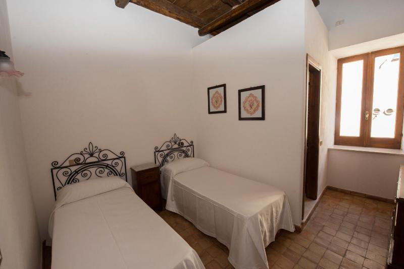 Twin Room image 4
