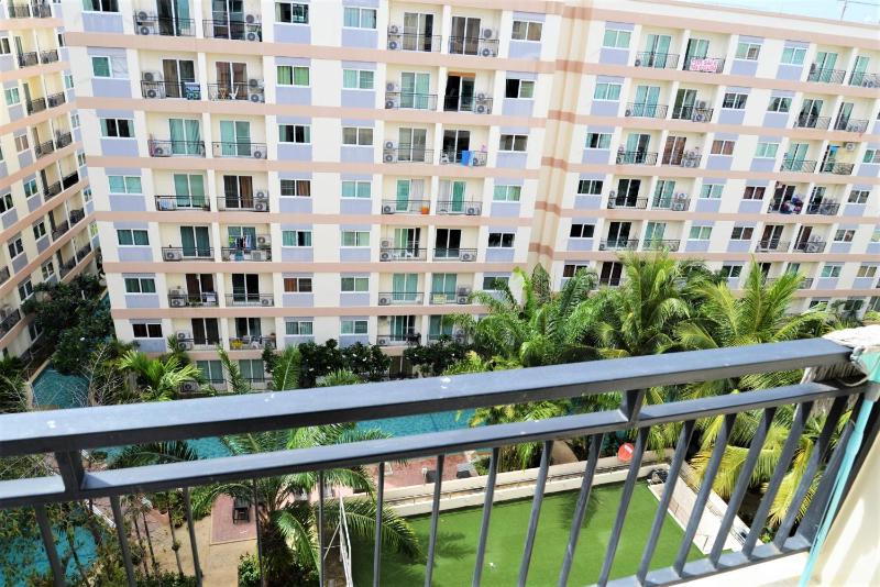 Park Lane studio apartment with swimming pool view Pattaya - image 9