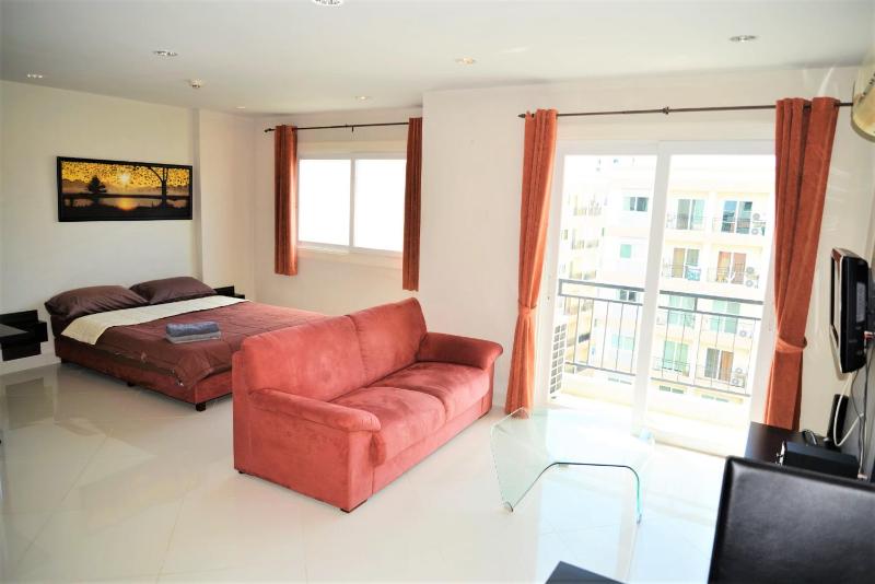 Park Lane studio apartment with swimming pool view Pattaya - image 10